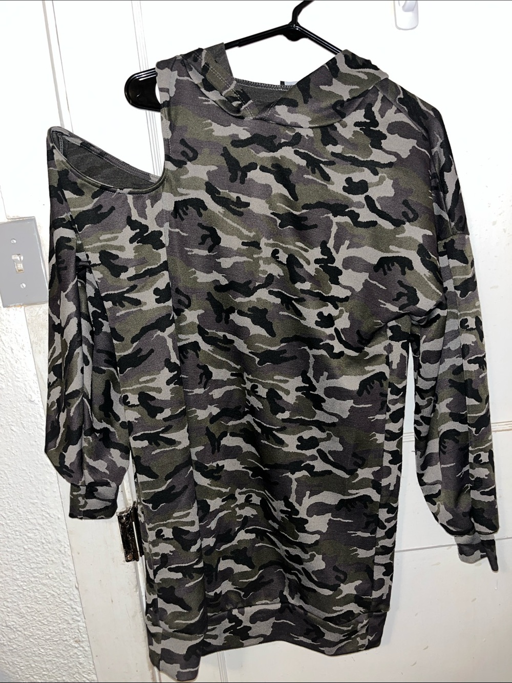 Fashion Nova Girls' Cold-Shoulder Camo Hoodie - Olive, Gray, Black